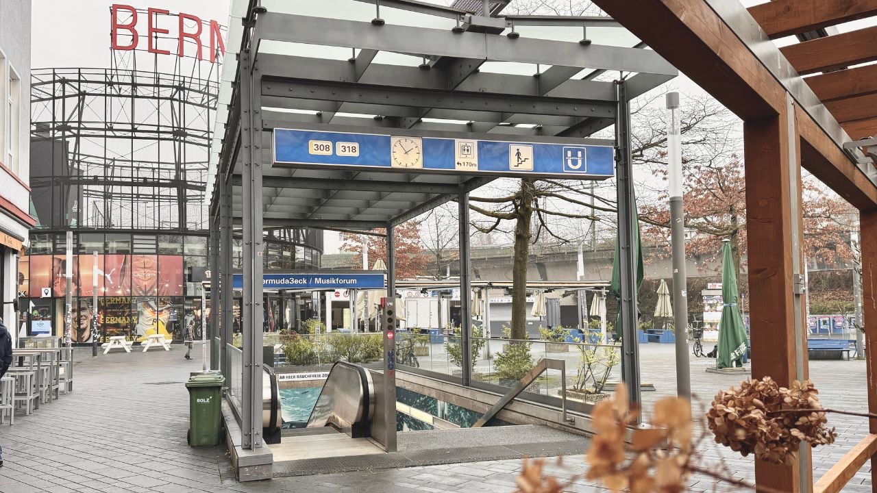 U-Bahn-Haltestelle in der Nähe der Praxis mit Fußweg