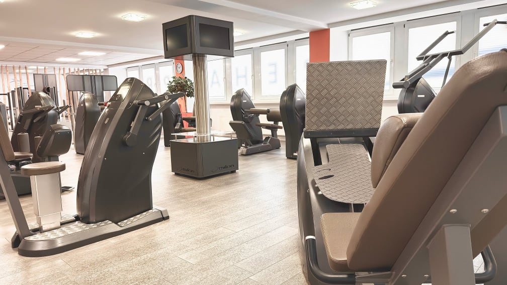 Krafttraining am Milon-Zirkel in der Praxis Reha Pro Med